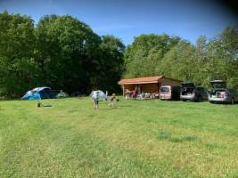 Freistehende Wiese umgeben von Hecken und Wald für Familie oder 