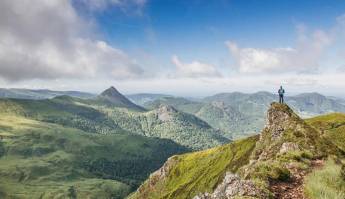 Dans le Cantal en campagne entouré de champs dans un petit hamea