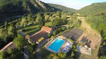 Campingplatz in der Auvergne: Entspannung und Natur am Fluss