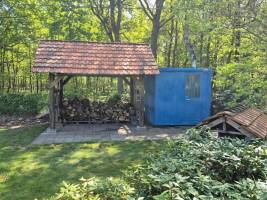 Waldcampingplatz mit Lagerfeuer im belgischen Limburg