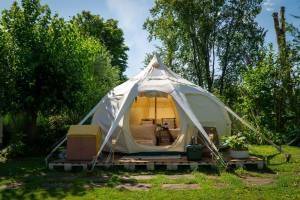 Nettes Lotus-Zelt auf Privatinsel