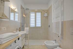 Caffè Priscilla House parking & lakeview