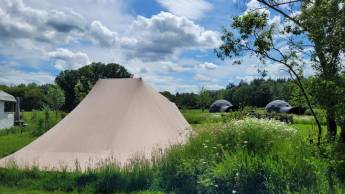Schöner Campingplatz und Glamping-Zelte auf einem kleinen Campin