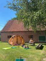 Trekplek 't Grom - tentje tussen de hoeves