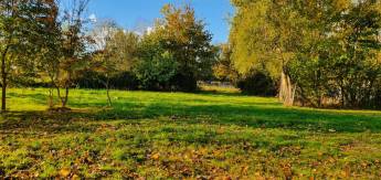 Ländlicher Campingplatz am Rande eines Teiches: erholsame Ferien