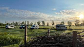 Grüner Wohnmobilstellplatz zwischen den Städten