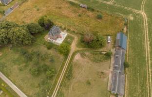 Anwesen mit Tieren in der Landschaft der Normandie