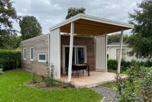 Luxe 4 persoons Tiny House met hottub op vakantiepark de Biesbos