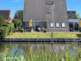 Vakantiehuis Koudum aan het water aan de rand van het dorp