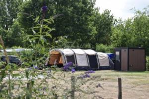 Kampeerplaats met privé sanitair de luxe