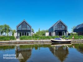 Luxe watervilla in Balk met eigen aanlegsteiger