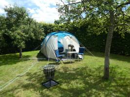 Camping auf der Farm unter der Eiche
