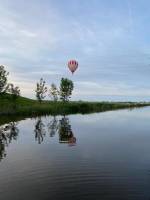 Campingplatz in der Nähe des Flusses und des friesischen Naturpa