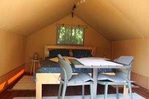 Safarizelt mitten in den Wiesen