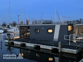 Bijzonder overnachten in een luxe woonboot in Warns
