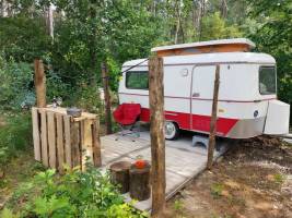 Retro-Wohnwagen in der Natur