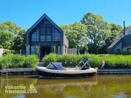Luxe watervilla in Balk met terras aan het water