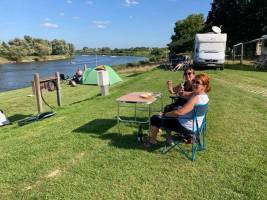 Camping am Ufer der Maas im Flusspark Maasvallei