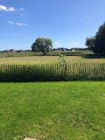 Idyllischer Zeltplatz zwischen Wald und Feld.