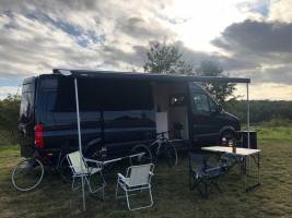 Moderner, voll ausgestatteter Stealth-Camper