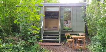 Übernachten Sie im Waldgarten mit Schwimmbad und Sauna