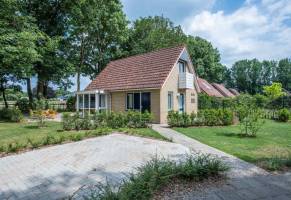 Mooie 5-persoons bungalow met ruime tuin op vakantiepark Wighene