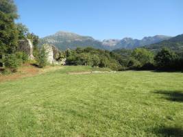 Ein altes Schloss in den Alpen