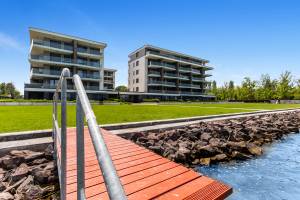 Lake side luxury - steps to the lake Lel