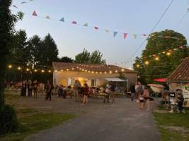 Großer Campingplatz in der Nähe eines Bio-Bauernhofs, Nouvelle-A