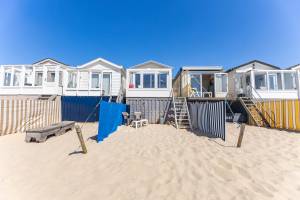 Slaapstrandhuisje bij Dishoek direct aan zee met panoramisch uit
