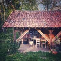 Üppige Oase mit Schwimmteich in der Nähe des Schulensmeers.