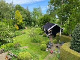 Stimmungsvoller Garten und Imkerei zwischen den Wiesen