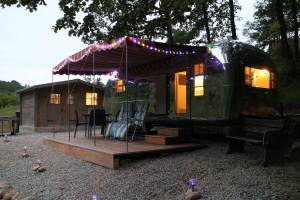 Übernachten Sie in einem 1956 Vintage American Trailer bei Silve