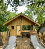 Ungewöhnliche Unterkunft: Holzhütten am Rande eines Fischteiches