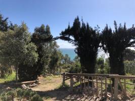 Oberhalb einer Bucht mit atemberaubendem Meerblick