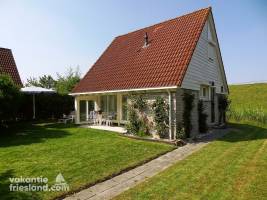 Bungalow Lauwersmeer naast een ruime jachthaven
