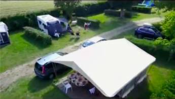 Ruhiger Campingplatz am Ufer eines Flusses in Vienne