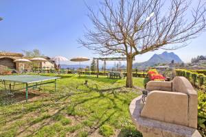 Liano Rosa-view lake & parking