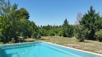 Schwimmbad und Zigaretten im Dunkeln eines Ufers