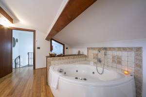 Villa Monte Enrico- Pool and Whirlpool