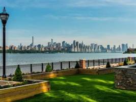 Courtyard by Marriott Edgewater NYC Area