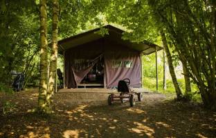 Tenthuisje met warme privédouche in de tent en hottub