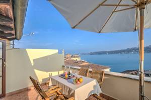 Laetitia Salò-Historic center near Lake