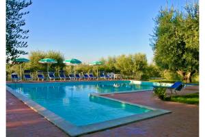 Broom apt with shared pool