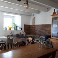 Naturgebiet zwischen Pfirsichbäumen, mit Blick auf die Faïsses d