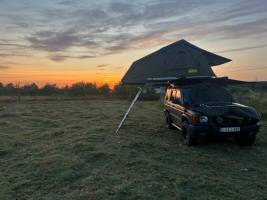Privater Campingplatz auf der Wiese eines alten Bauernhofs in Ma