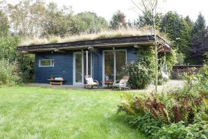 Ein Haus in der Natur mit einem natürlichen Lebensraum in Kampin