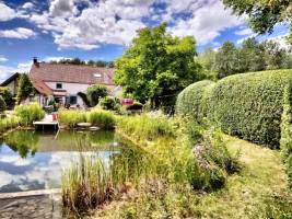 Großer Garten mit Schwimmteich