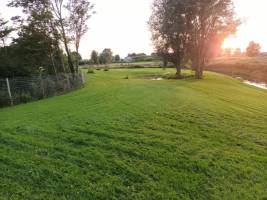 Camping auf einer offenen Wiese mit Pool und Bach