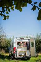 Moderner Hippie-Campingplatz – Der soziale Treffpunkt der Natur